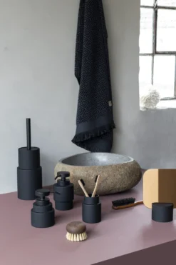 Mette Ditmer Shades Zeepdispenser Laag 5 Mette Ditmer Shades Zeepdispenser Laag -Woondecoratie Winkel 504338 01 4 EnvironmentImage 0092869ad2 scaled