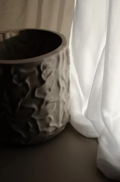 DBKD Swoon Bloempot Ø23 Cm -Woondecoratie Winkel 512395 01 5 EnvironmentImage 088259806d scaled