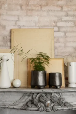 Ferm LIVING Esca Bloempot Black -Woondecoratie Winkel 514447 01 4 EnvironmentImage bd0ef5be48 scaled