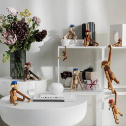 Kay Bojesen Studentenpet Voor De Kleine Aap -Woondecoratie Winkel 575641 01 43 EnvironmentImage c77f557e2b scaled