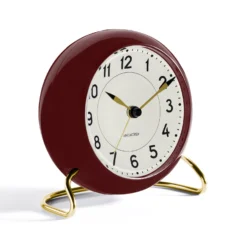 AJ Station Tafelklok Bourgondisch 5 AJ Station Tafelklok Bourgondisch -Woondecoratie Winkel arne jacobsen clocks aj station table clock burgundy p 16300 01 03 945069e0ec scaled