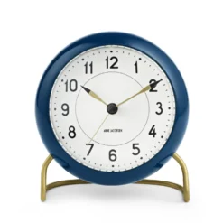 AJ Station Tafelklok Petrolblauw -Woondecoratie Winkel arne jacobsen clocks aj station table clock petrol blue 26420 01 02 6e716ae0fb scaled